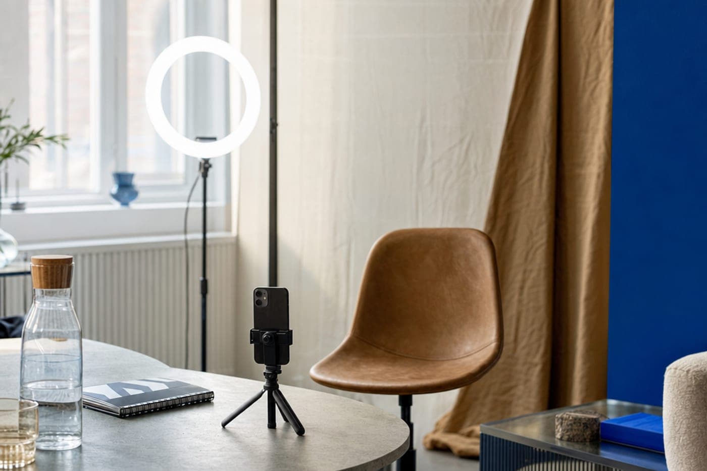 Coin studio de création de contenu — trépied et ring light