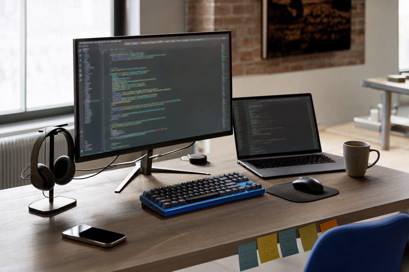 Poste de développement web — double écran de code chez Webforce